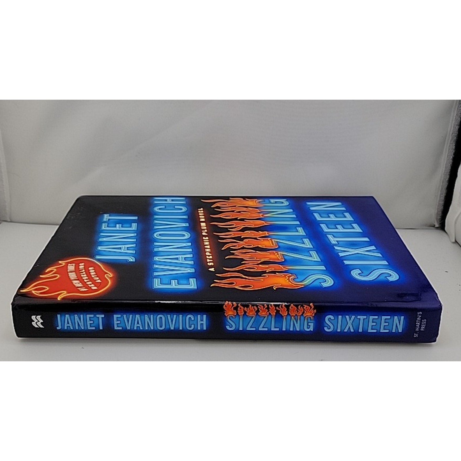 Sizzling Sixteen by Janet Evanovich (2010, Hardcover)
