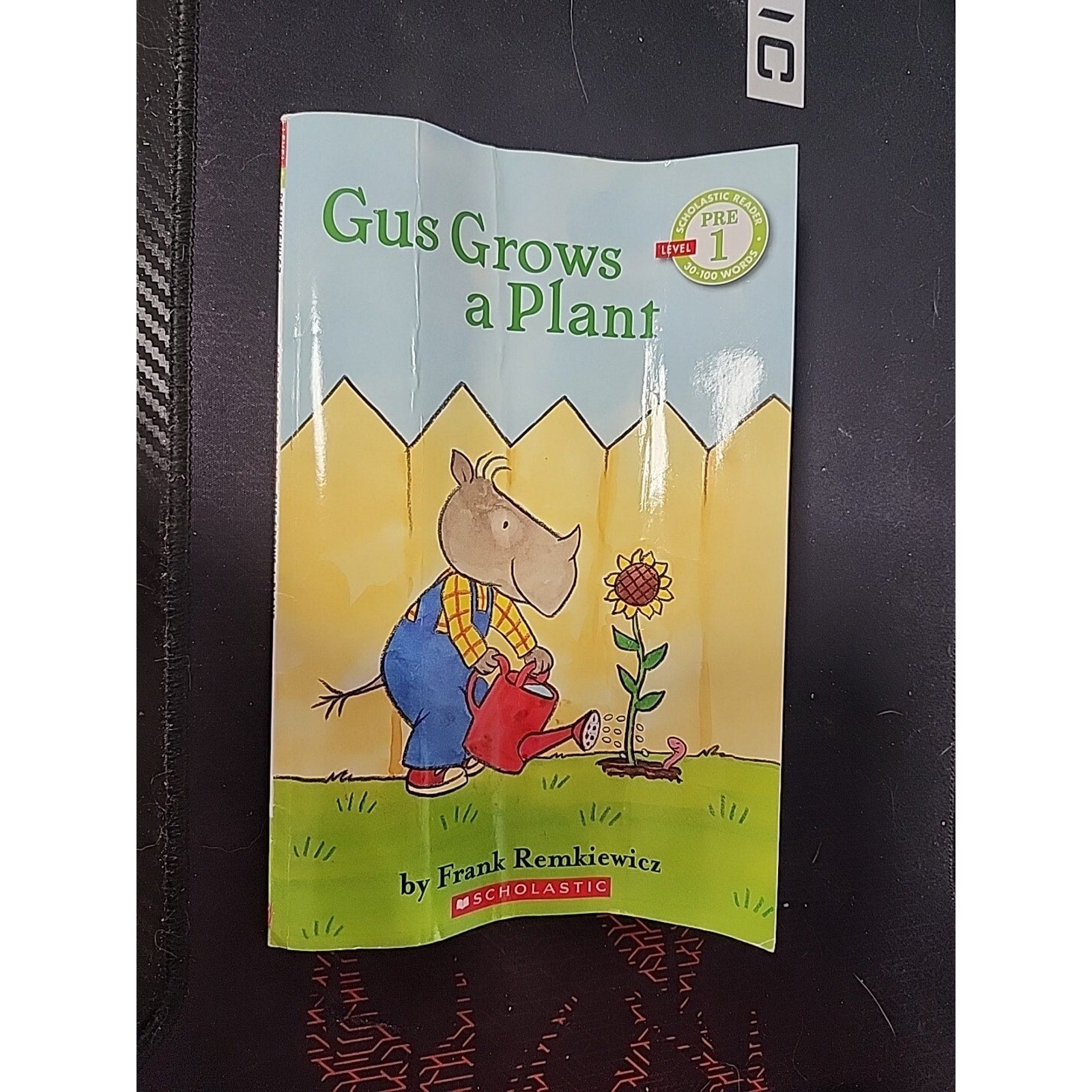Gus Grows a Plant by Frank Remkiewicz (Trade Paperback)