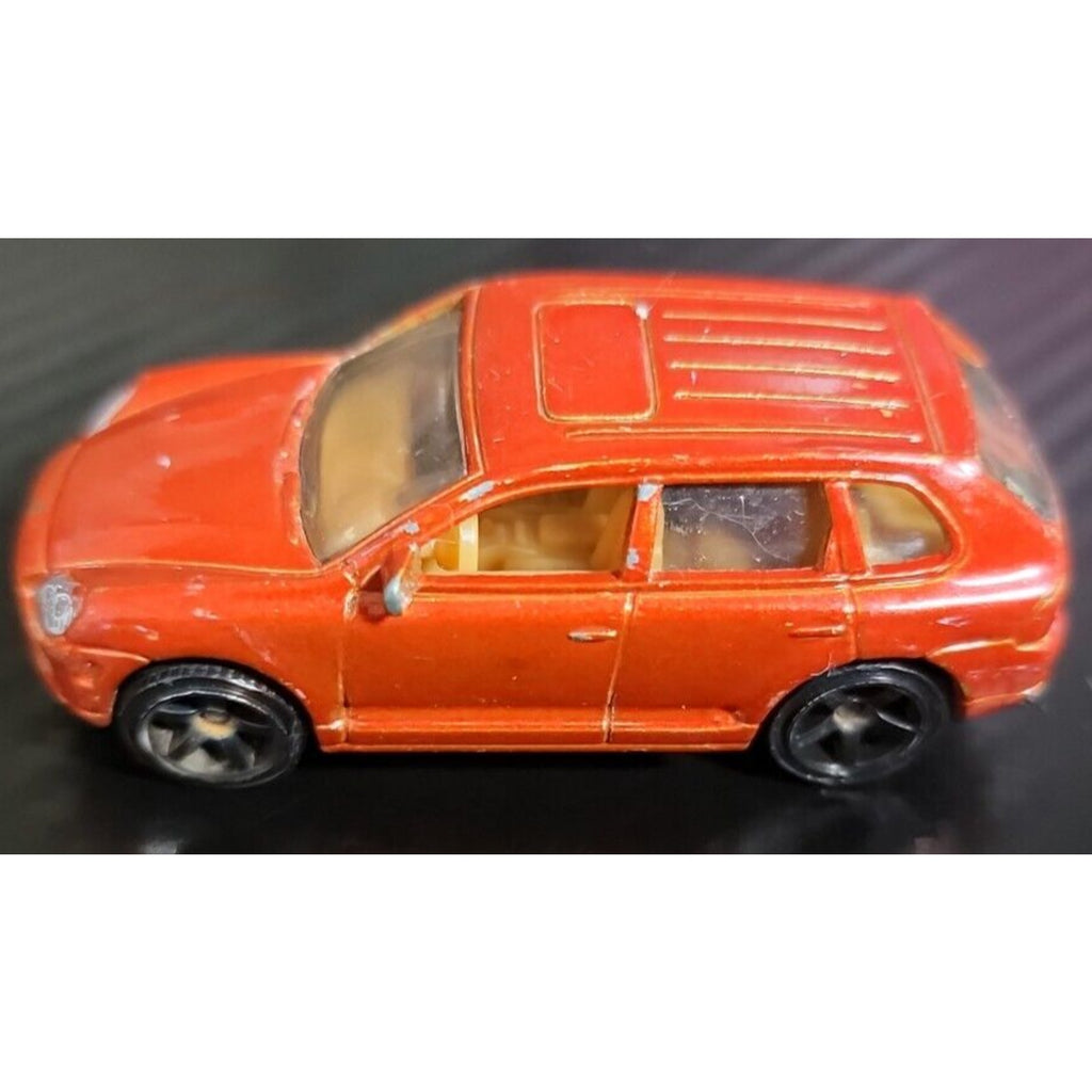 2013 Matchbox MBX Adventure City #24 Porsche Cayenne Turbo (Red)