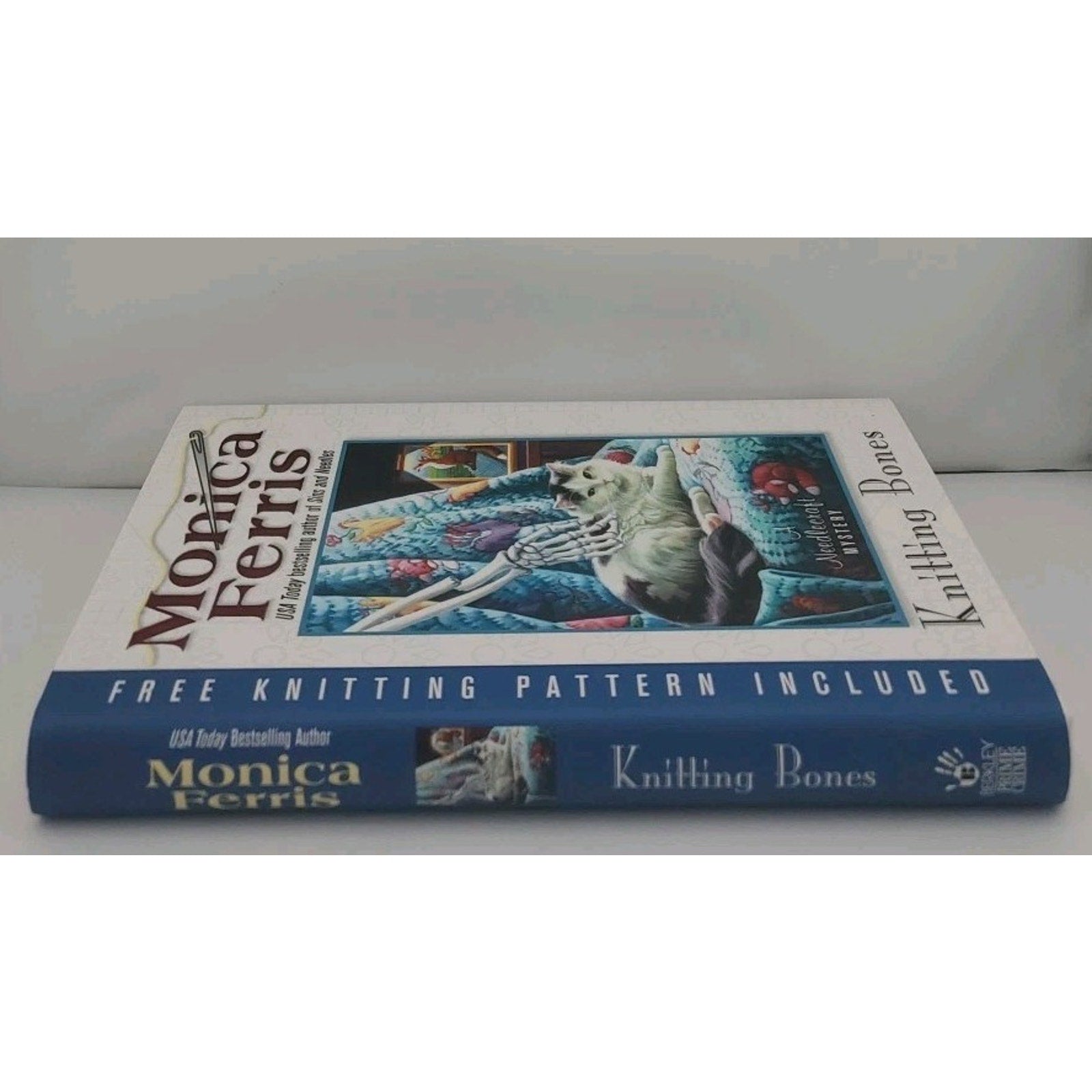 Knitting Bones by Monica Ferris (2007, Hardcover)