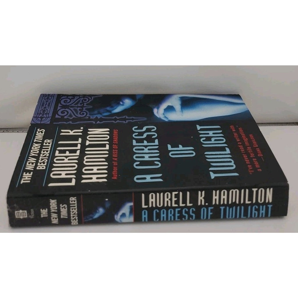 Caress of Twilight by Laurell K. Hamilton (2003, Mass Market)