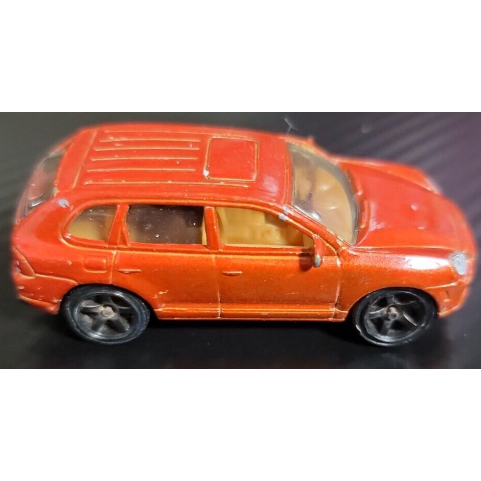2013 Matchbox MBX Adventure City #24 Porsche Cayenne Turbo (Red)