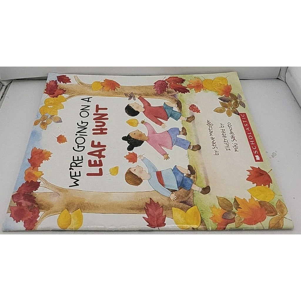 We're Going on a Leaf Hunt by Steve Metzger (Trade Paperback)
