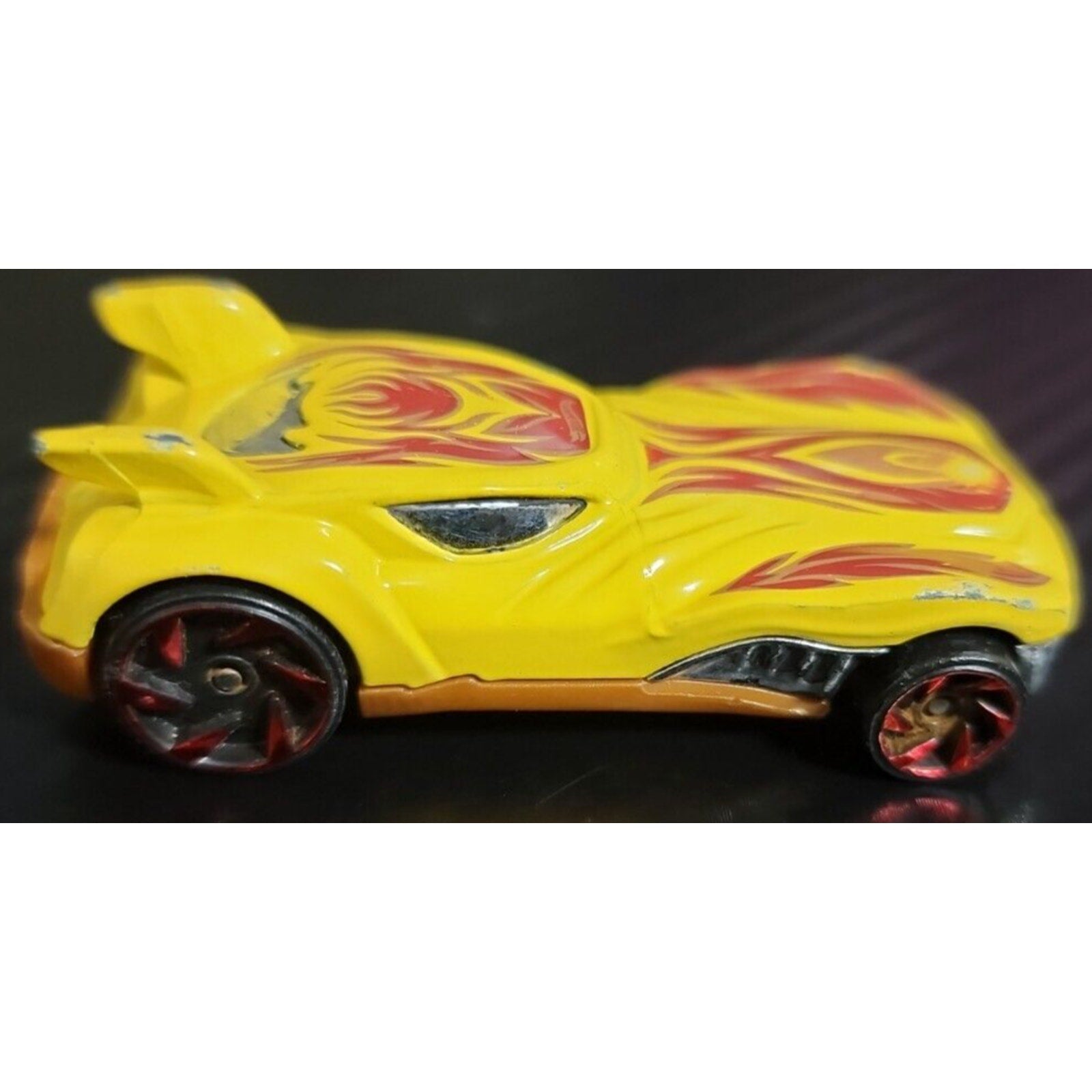 Hot Wheels/Mattel 2010 Howlin' Heat Vehicle