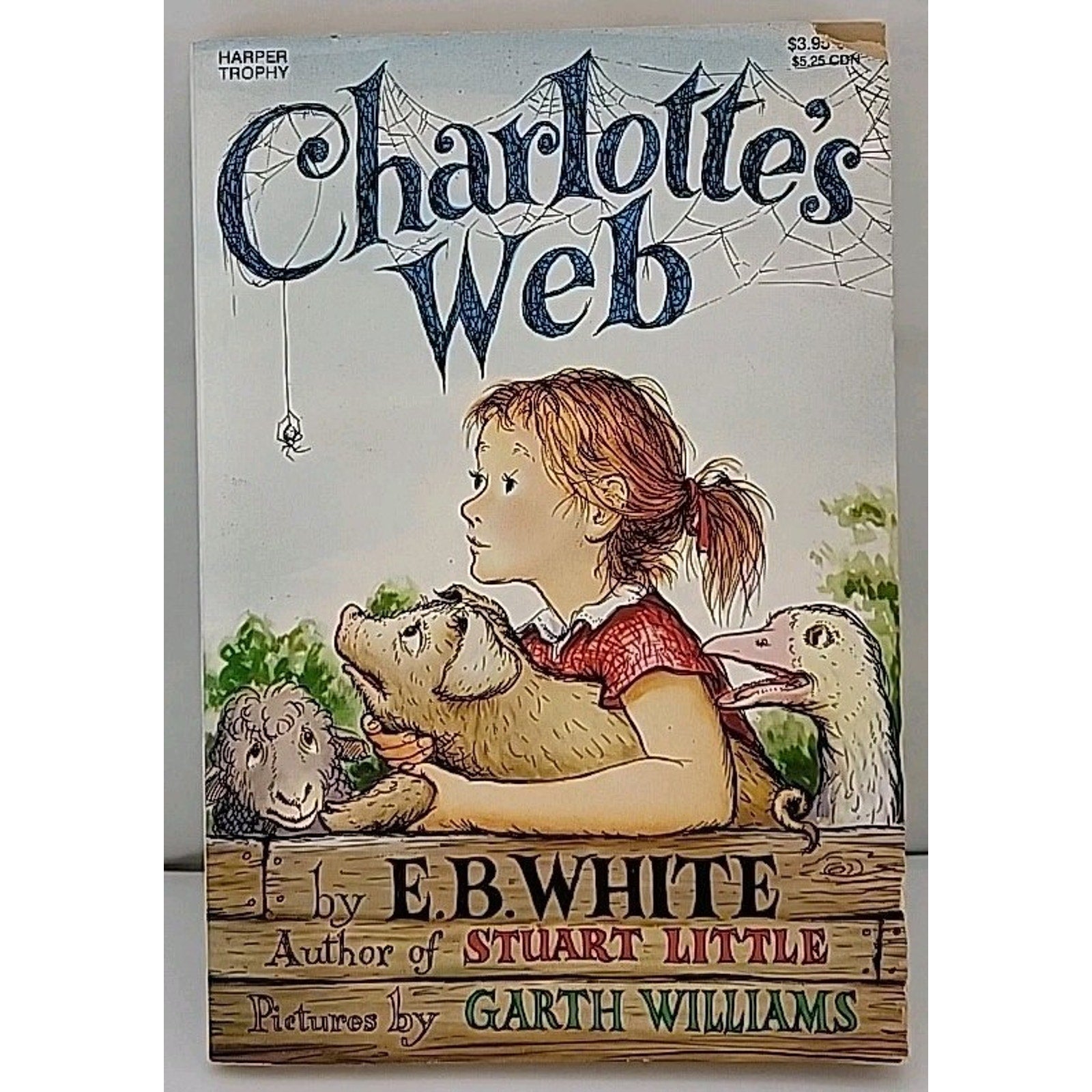 Charlotte's Web : A Newbery Honor Award Winner by E. B. White and Kate DiCamillo