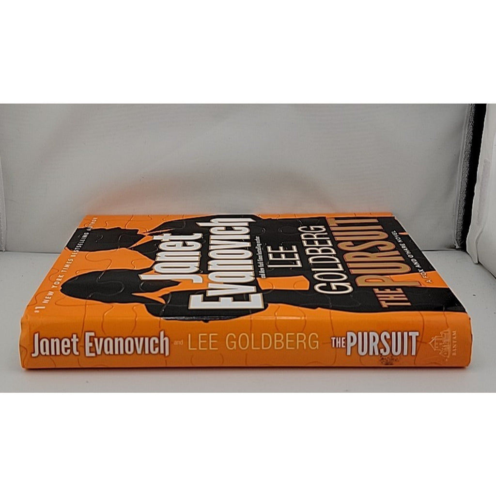 Pursuit : A Fox and o'Hare Novel by Janet Evanovich and Lee Goldberg (2016,...