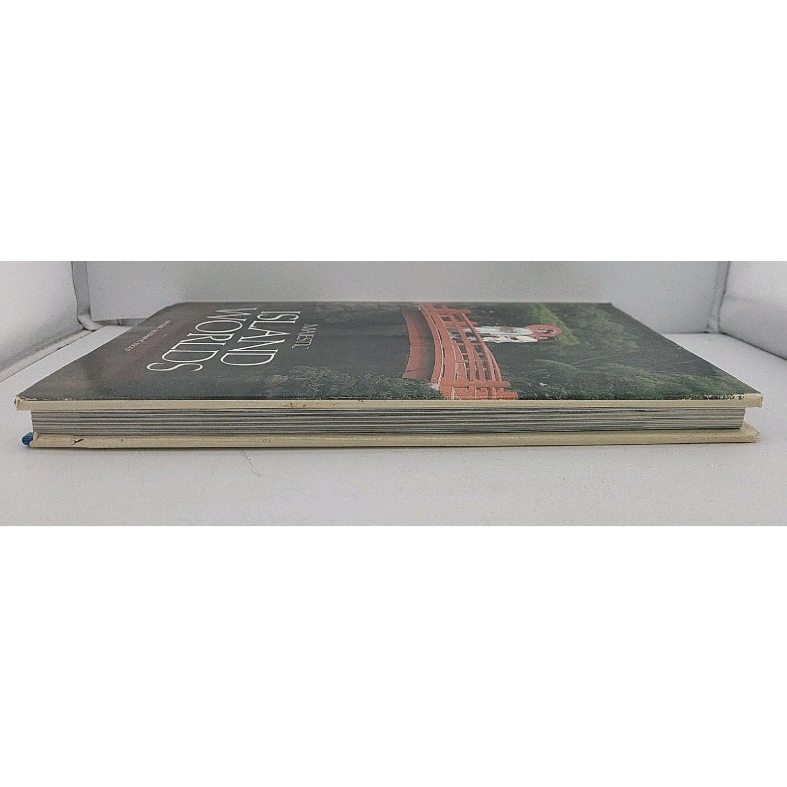 National Geographic Society - Majetic Island Worlds (1987, Hardcover)