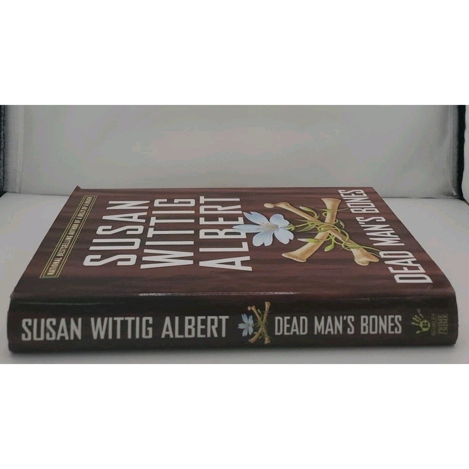 Dead Man's Bones by Susan Wittig Albert (2005, Hardcover)