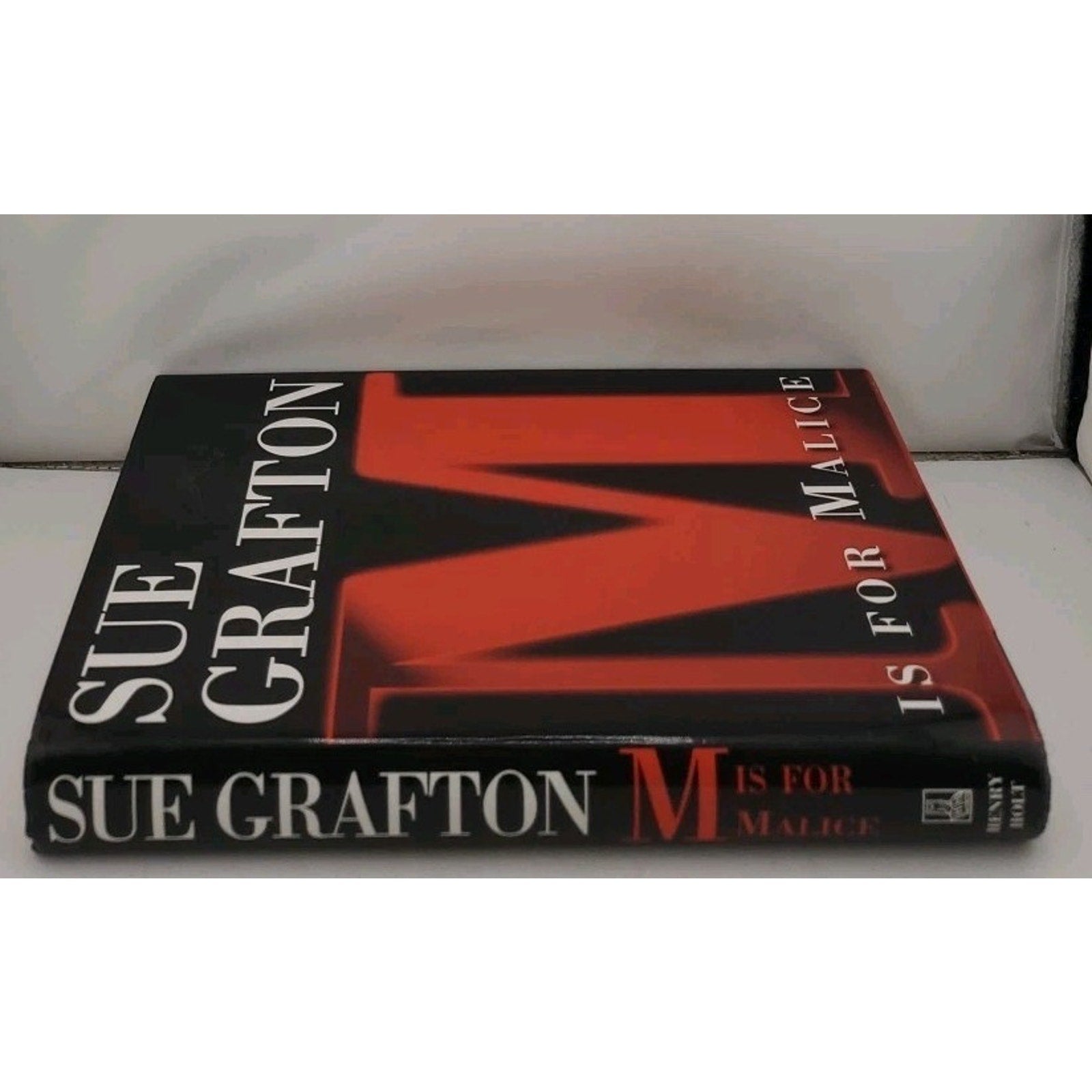 M Is for Malice : A Kinsey Millhone Novel by Sue Grafton (1996, Hardcover)