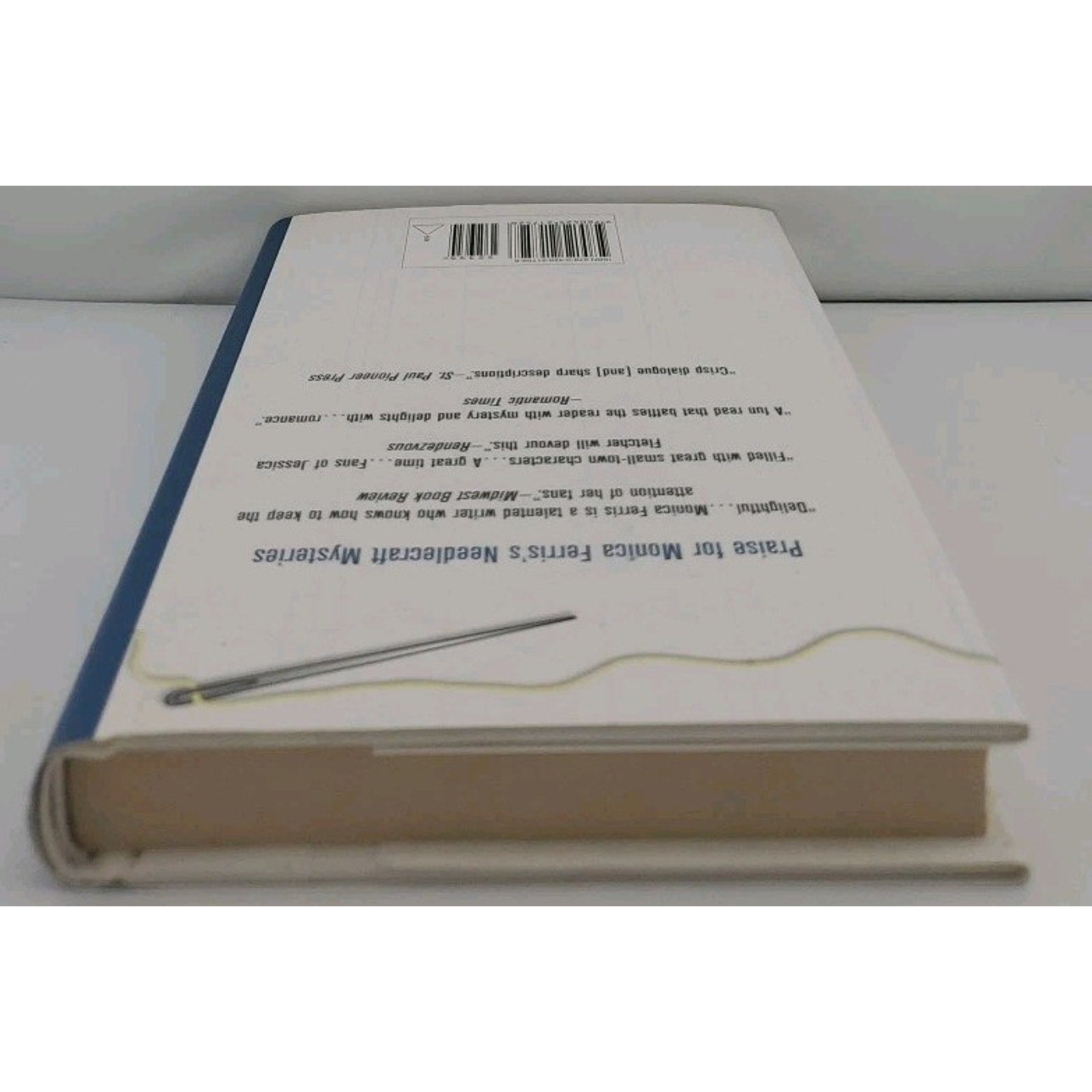 Knitting Bones by Monica Ferris (2007, Hardcover)