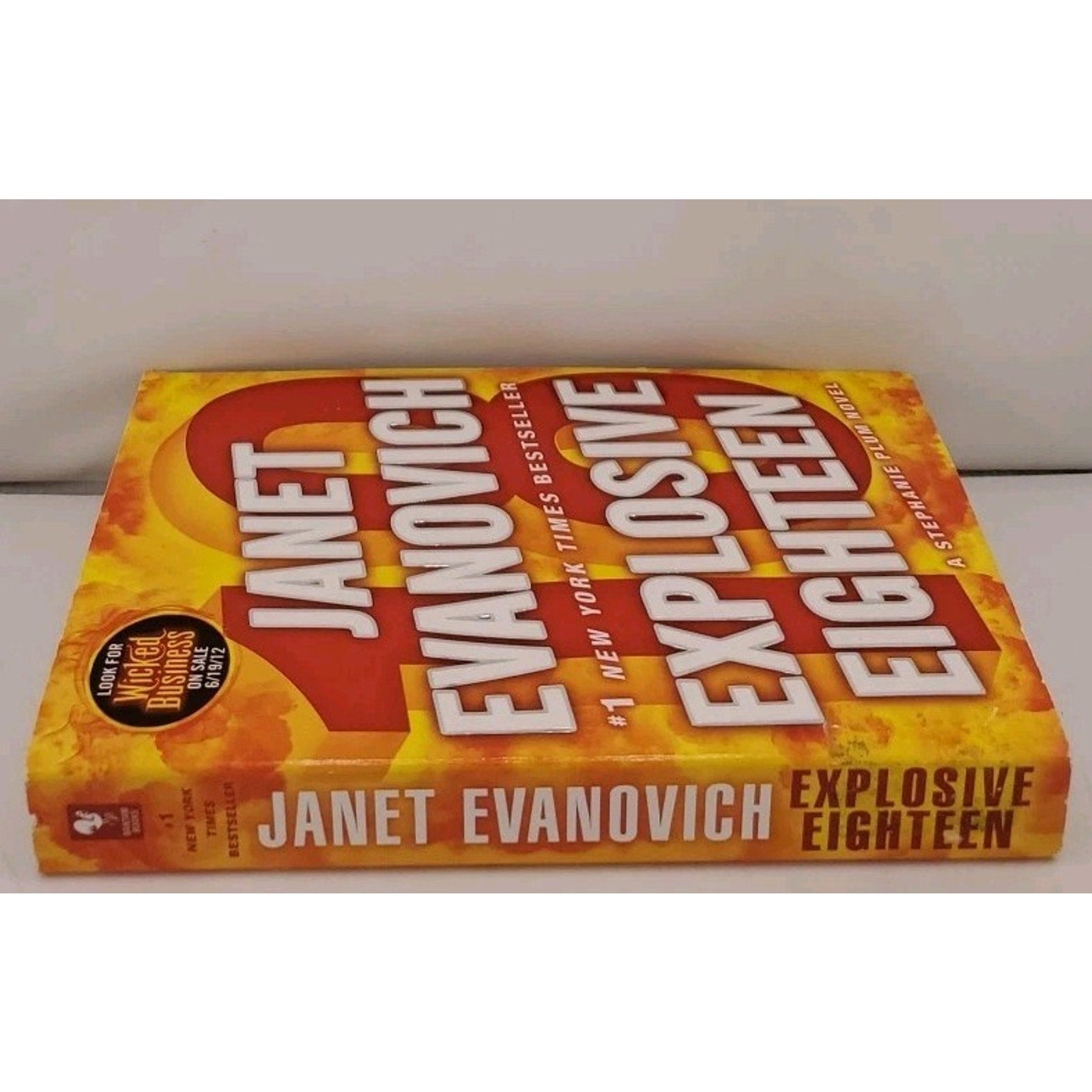 Explosive Eighteen : A Stephanie Plum Novel by Janet Evanovich (2012, Mass...