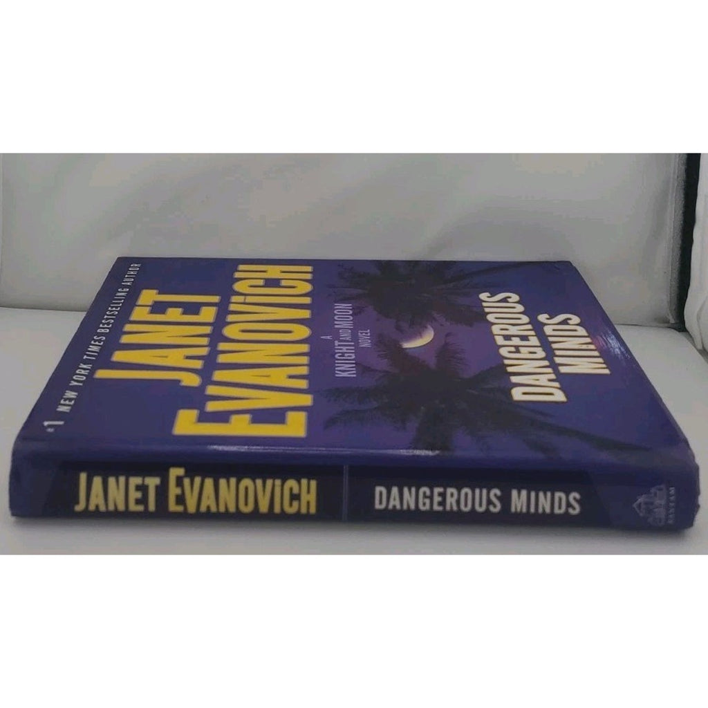 Knight and Moon Ser.: Dangerous Minds by Janet Evanovich (2017, Hardcover)
