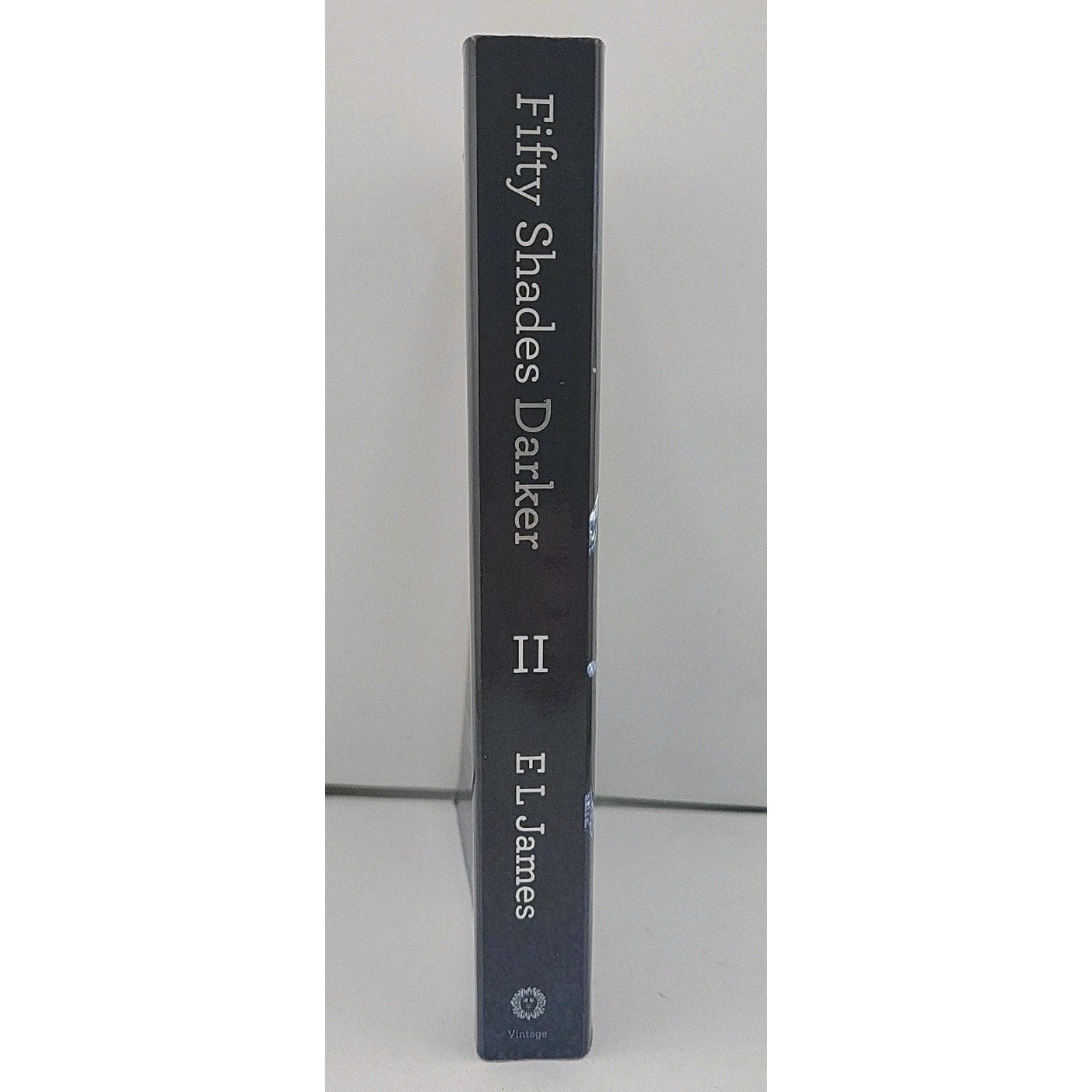 Fifty Shades Darker : Book Two of the Fifty Shades Trilogy by E. L. James (2012,